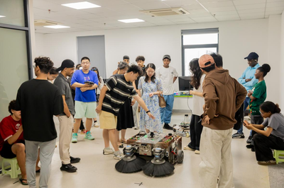 国际师生沉浸式体验具身智能AI科技，感知中国创新力量